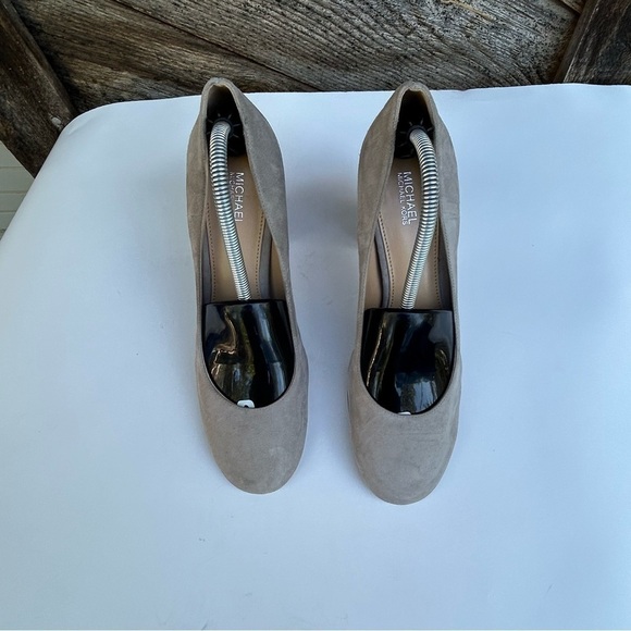 Michael Kors Sabrina Women Size 7 Chain Link Fawn Suede Platform Pump Shoe EUC - Picture 5 of 10